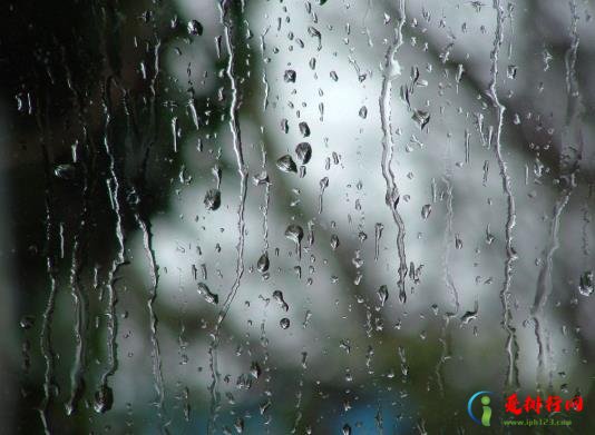 打雷下雨飞机在天上飞怎么办？下雨飞机一般会