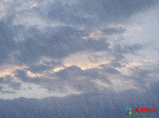 打雷下雨飞机在天上飞怎么办？下雨飞机一般会